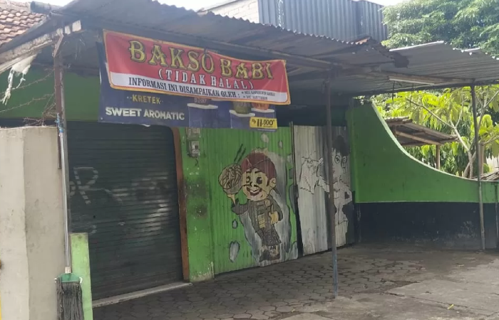 Warung bakso babi di Ngestiharjo, Kasihan, Bantul yang viral dipasang spanduk tidak halal oleh Dewan Masjid Indonesia.