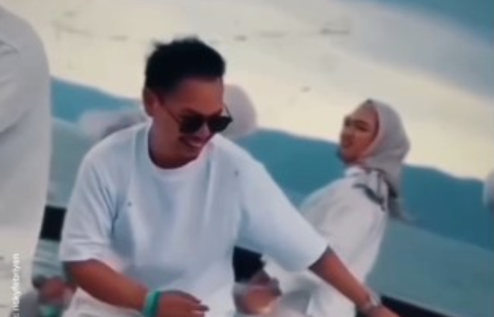 Anggota DPRD Langkat Muhammad Rizki Rifai saat pesta di kapal mewah Danau Toba.