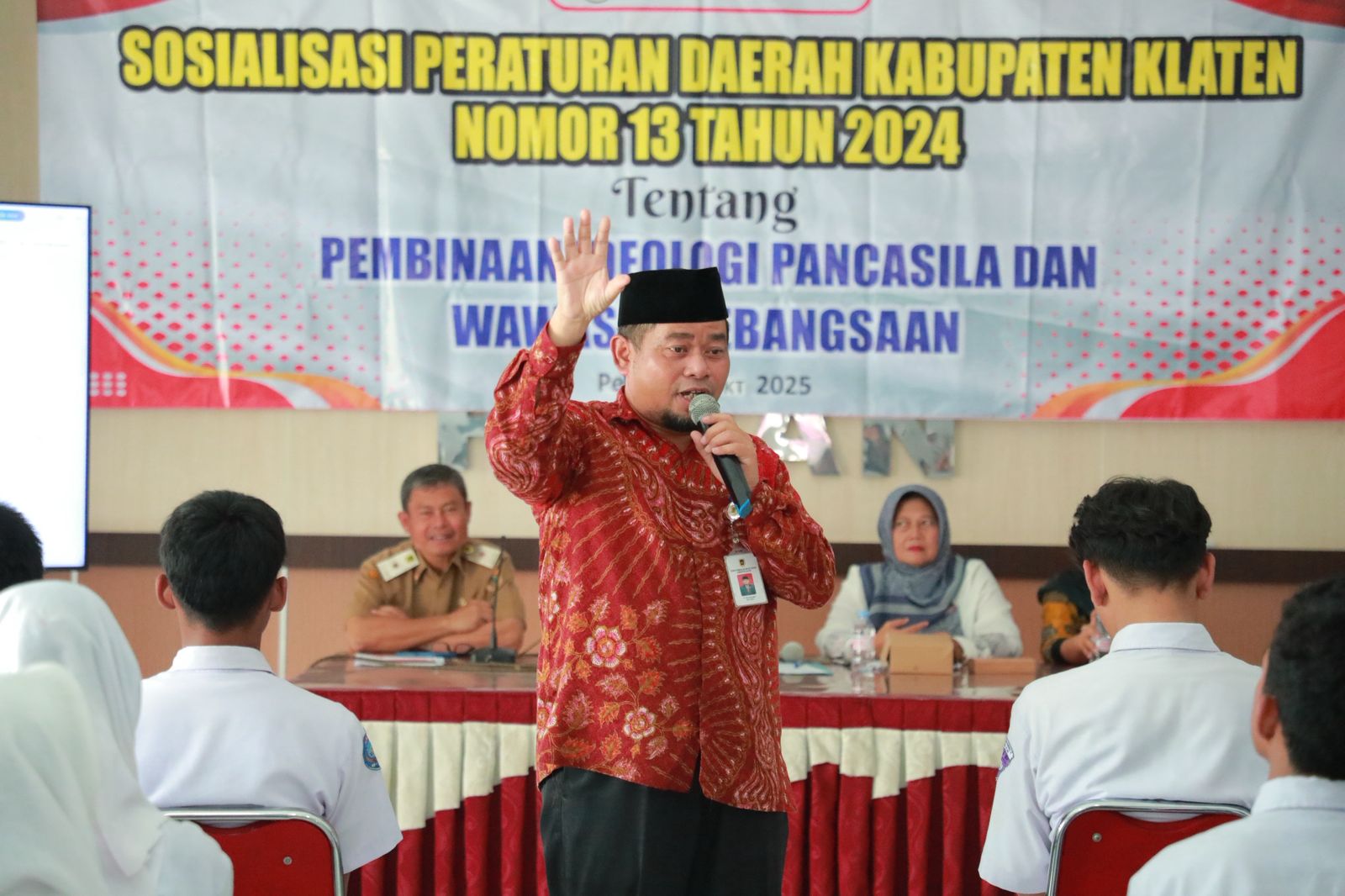 Ketua DPRD Kabupaten Klaten Edy Sasongko saat melakukan sosialisasi Perda Kabupaten Klaten Nomor 13 Tahun 2023 tentang Pembinaan Ideologi Pancasila dan Wawasan Kebangsaan ke sejumlah sekolah