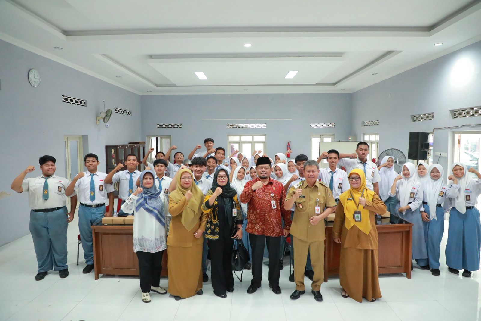 Ketua DPRD Kabupaten Klaten Edy Sasongko saat melakukan sosialisasi Perda Kabupaten Klaten Nomor 13 Tahun 2023 tentang Pembinaan Ideologi Pancasila dan Wawasan Kebangsaan ke sejumlah sekolah
