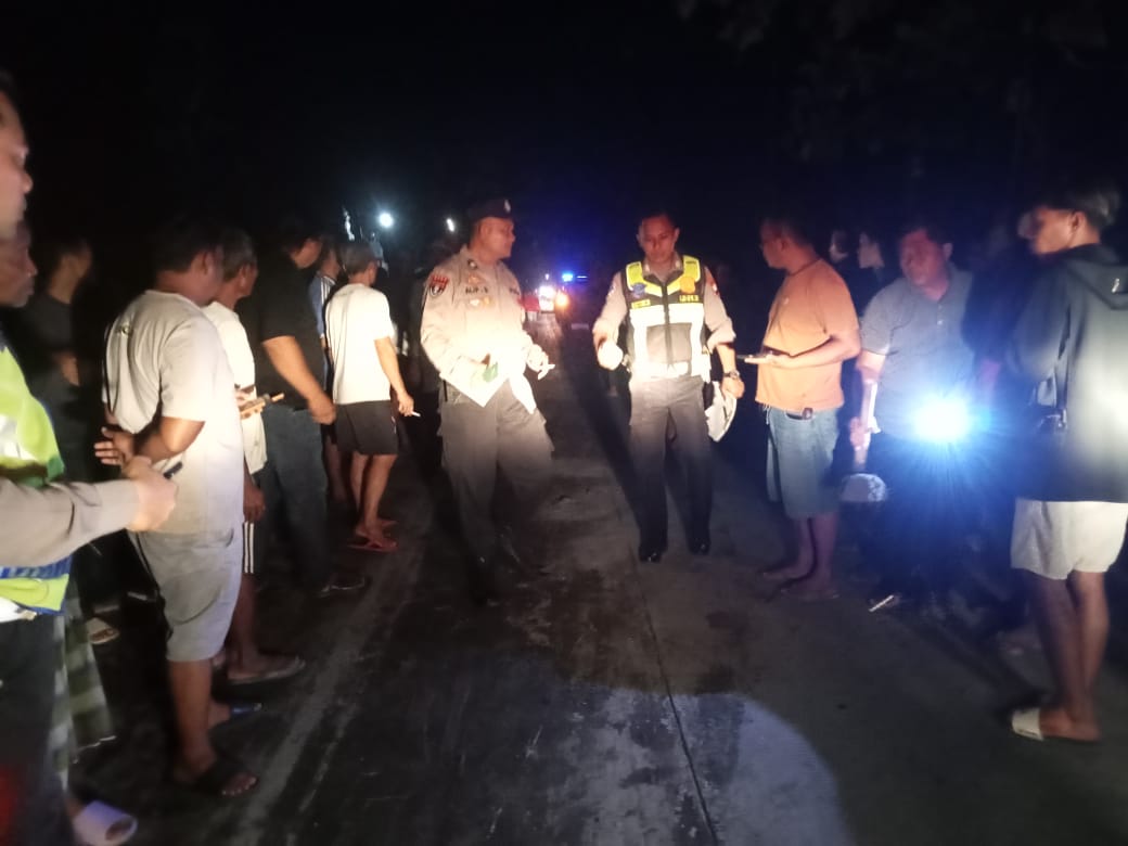 Empat orang sekeluarga tewas dalam kecelakaan tabrak lari di Sragen. Polisi masih memburu pengemudi mobil pelaku.