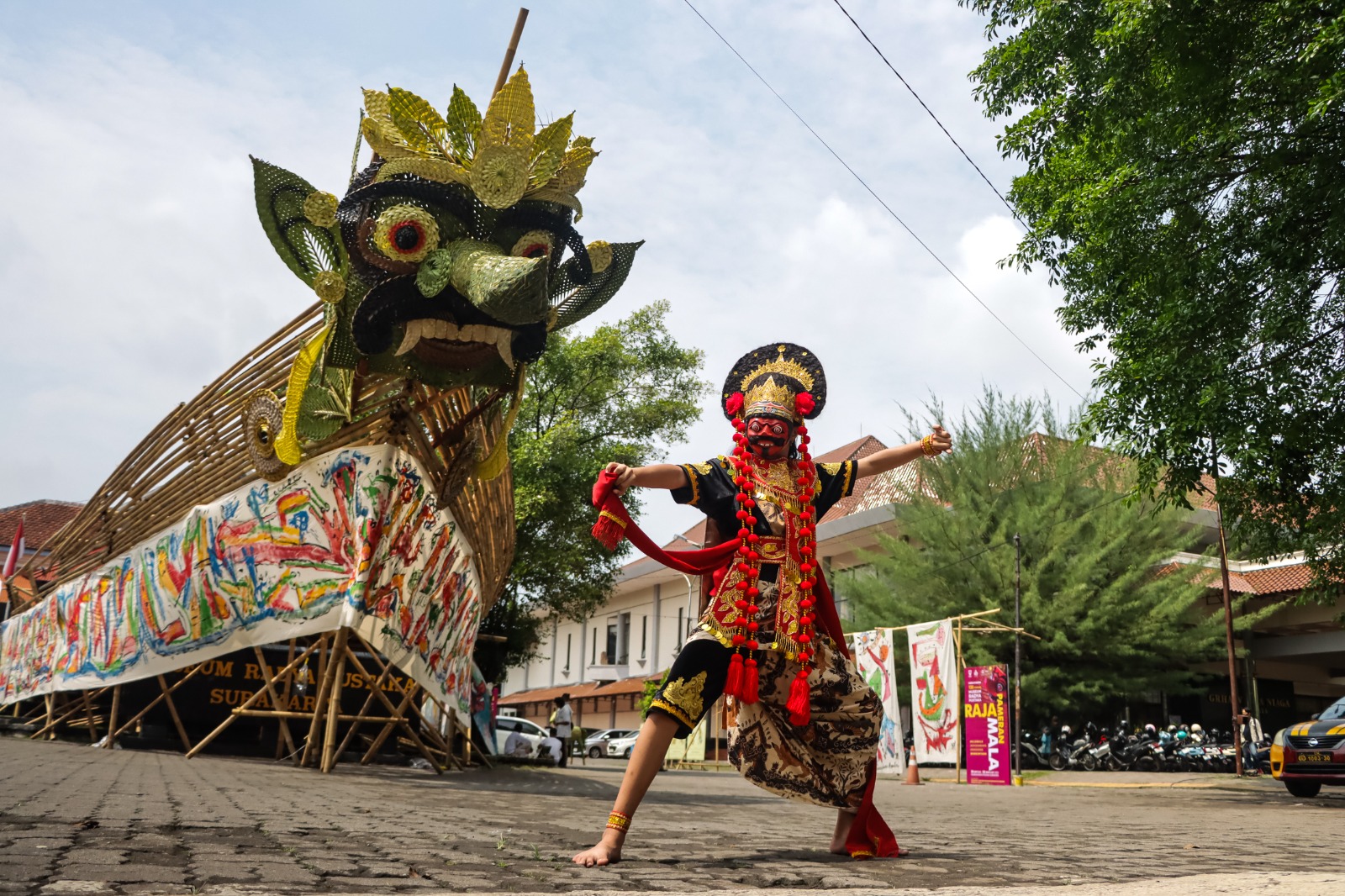 TOTALITAS: Pemeran wayang orang berpose di depan Instalasi Rajamala di Museum Radya Pustaka,&nbsp;Selasa (28/10/2025).