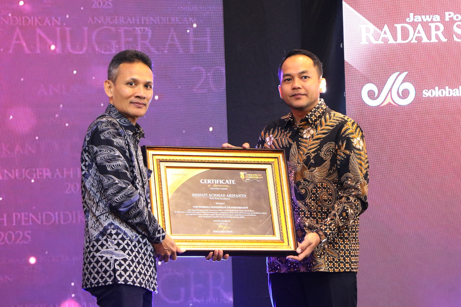 Wali Kota Solo&nbsp;Respati Ardi menerima penghragaan&nbsp;Anugerah Pendidikan Radar Solo 2025, yang digelar di Sunan Hotel, Selasa (28/10).