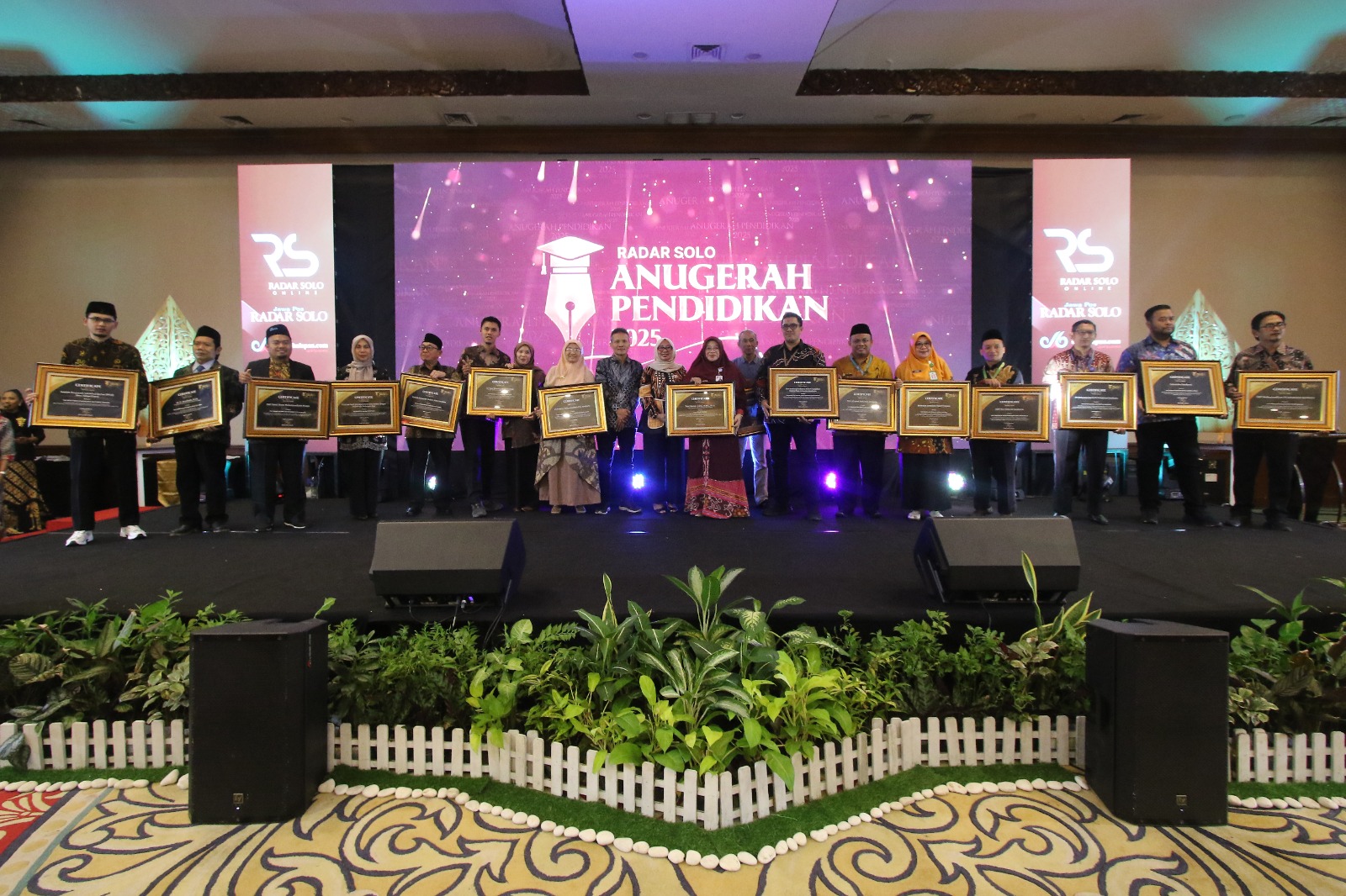 Penerima penghargaan Anugerah Pendidikan Radar Solo 2025.