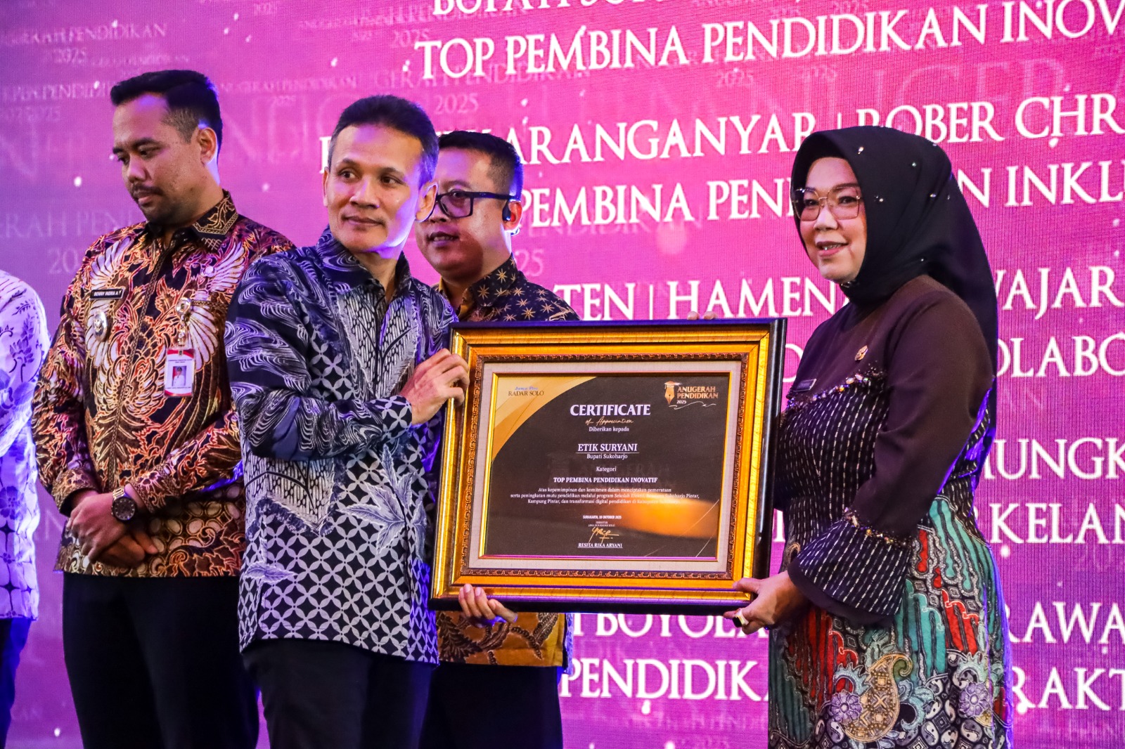 Bupati Sukoharjo Etik Suryani terima penghargaan&nbsp;Top Pembina Pendidikan Inovatif dari Jawa Pos Radar Solo dalam Anugerah Pendidikan 2025 di The Sunan Hotel Solo, Selasa (28/10).