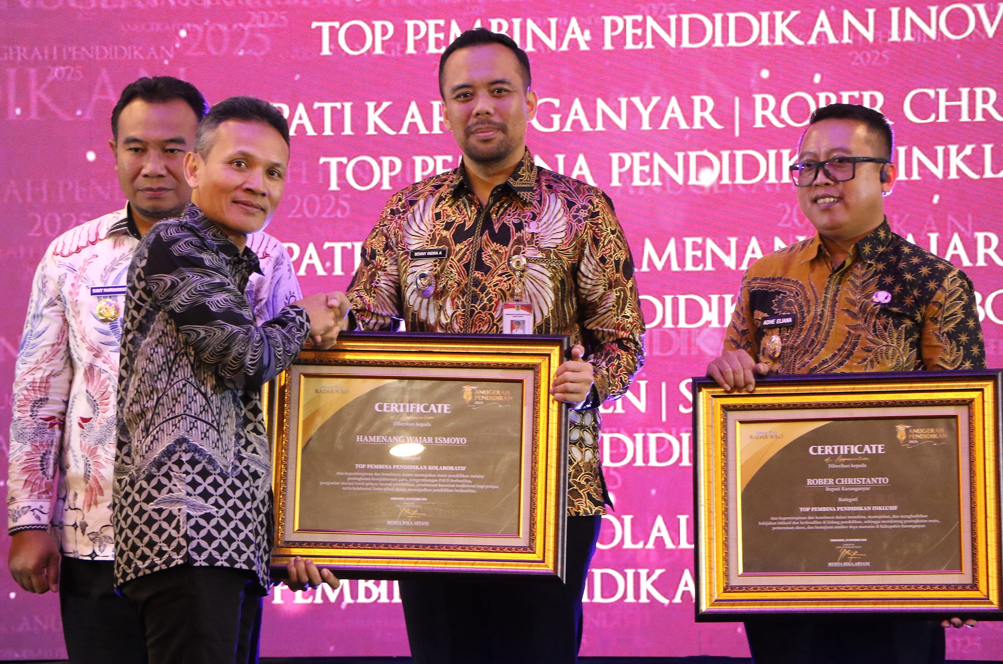 Wakil Bupati Klaten Benny Indra Ardhianto saat menerima penghargaan  kategori Top Pembina Pendidikan Kolaboratif dalam Anugerah Pendidikan Radar Solo 2025. (Arief Budiman/Radar Solo)