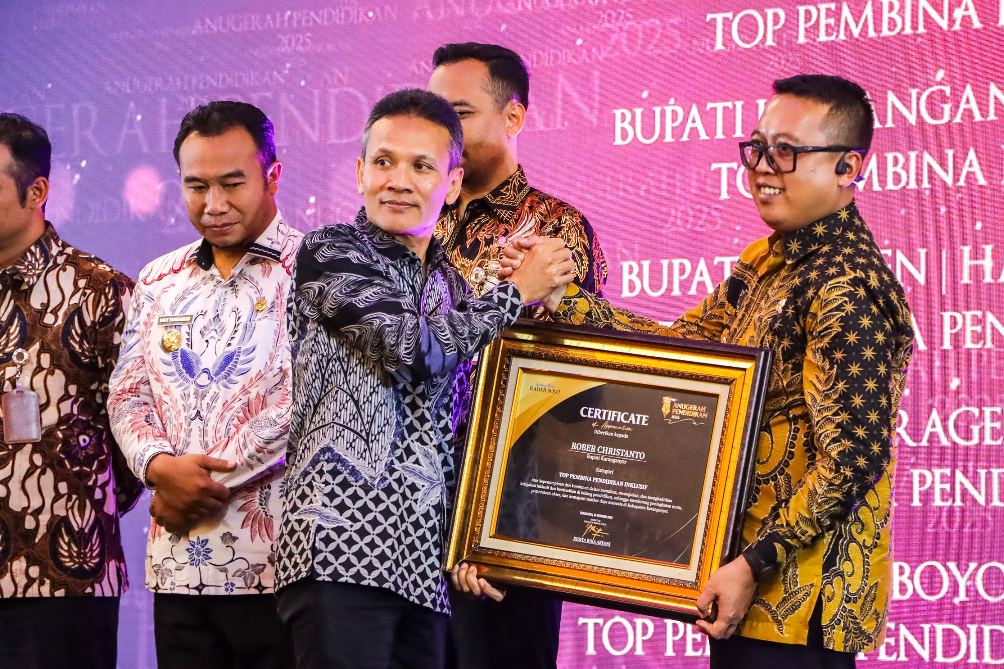 Penghargaan Top Pembina Pendidikan Inklusif di ajang Radar Solo Anugrah Pendidikan 2025 diberikan ke Bupati Karanganyar yang diwakili Wakil Bupati Karanganyar Adhe Eliana. (28/10/2025). (M.Ihsan/Raso)