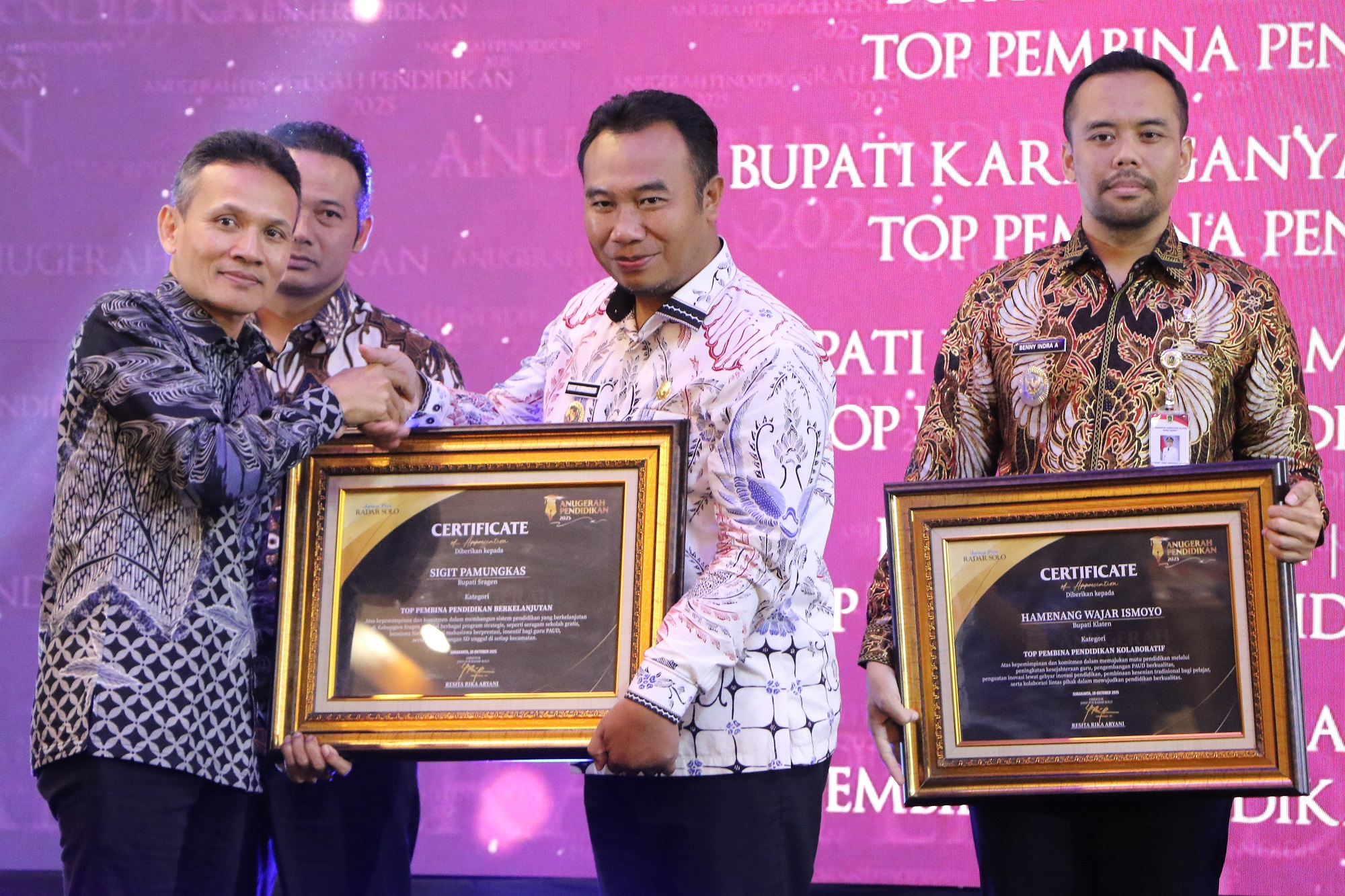 Bupati Sragen Sigit Pamungkas (tengah) menerima penghargaan Top Pembina Pendidikan Kolaboratif di ajang Anugerah Pendidikan Radar Solo 2025. (Arief Budiman/Radar Solo)
