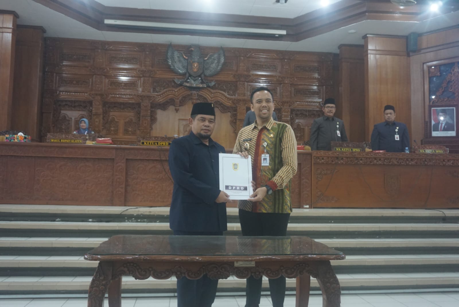 Ketua DPRD Kabupaten Klaten Edy Sasongko saat menyerahkan dokumen tiga perda yang telah disahkan kepada Wakil Bupati Klaten Benny Indra Ardhianto