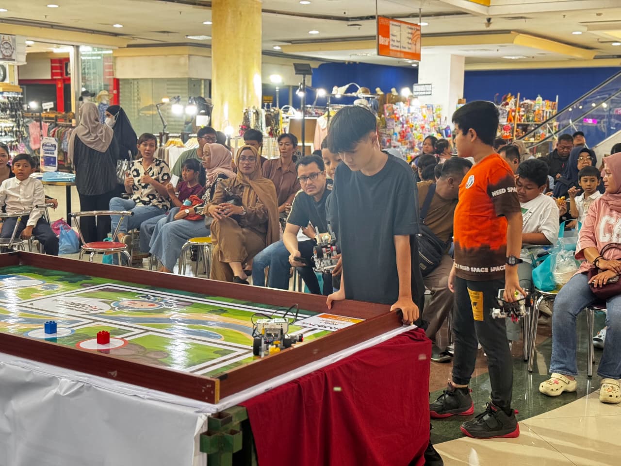 Graduation dan Competition 2025 bertema &ldquo;The World of My Future!&rdquo; yang diselenggarakan oleh Robokidz Solo Baru di Main Atrium NEO Solo Grand Mall, Minggu (26/10/2025)