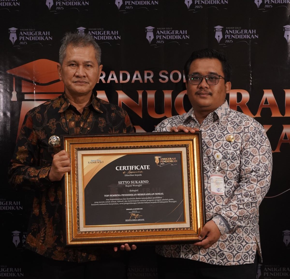 Bupati-Wakil Bupati Wonogiri Setyo Sukarno-Imron Rizkyarno tunjukkan penghargaan Top Pembina Pendidikan Berkeadilan Sosial, Selasa (28/10/2025).