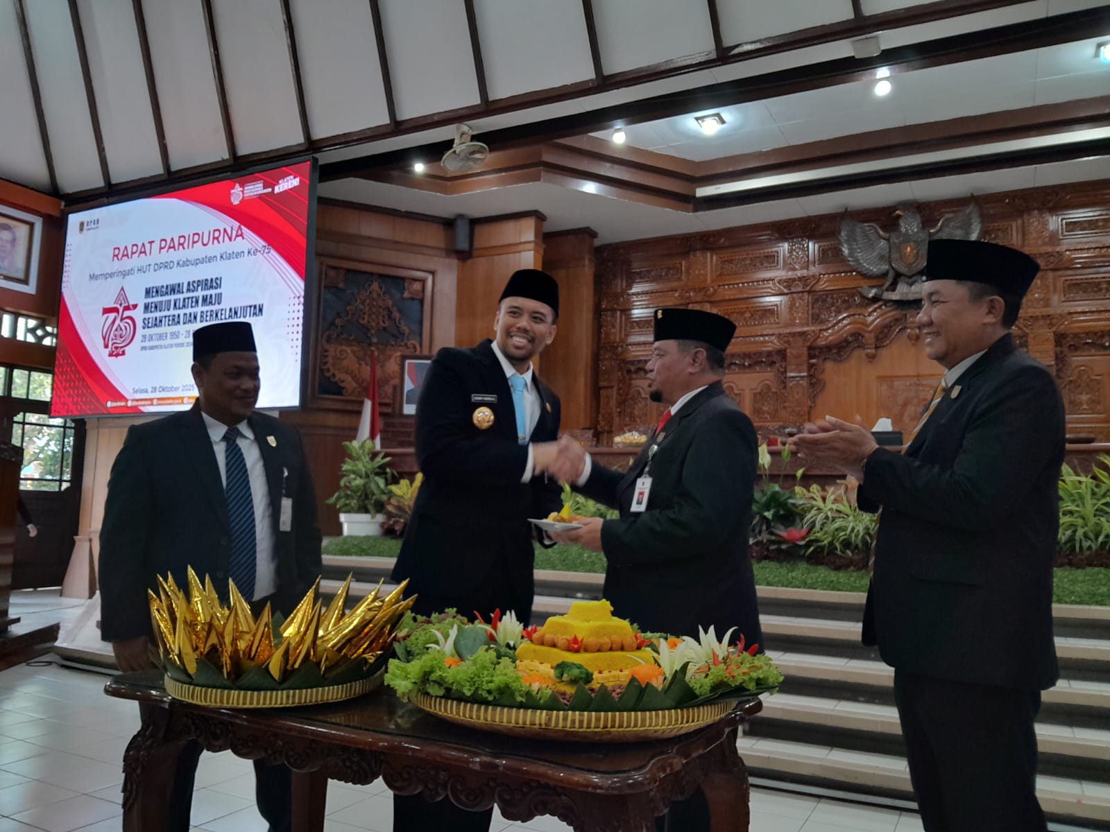 Rapat paripurna istimewa dalam rangka memperingati Hari Jadi Ke-75 DPRD Klaten, Selasa (29/10/2025). (Angga Purenda/Radar Solo)