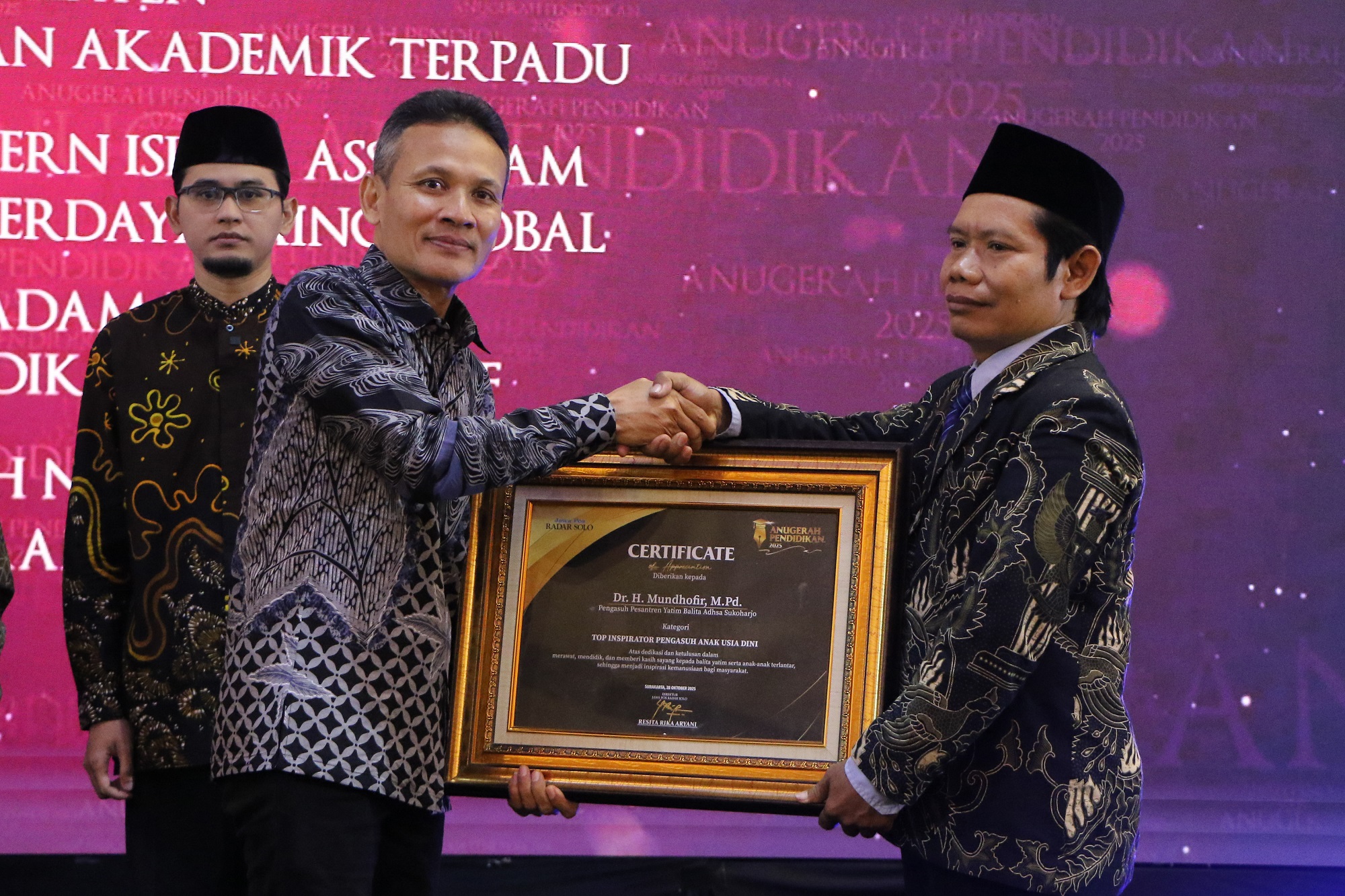 Pendiri Pesantren Yatim Balita Adhsa H. Mundhofir menerima penghargaan Anugerah Pendidikan Radar Solo 2025