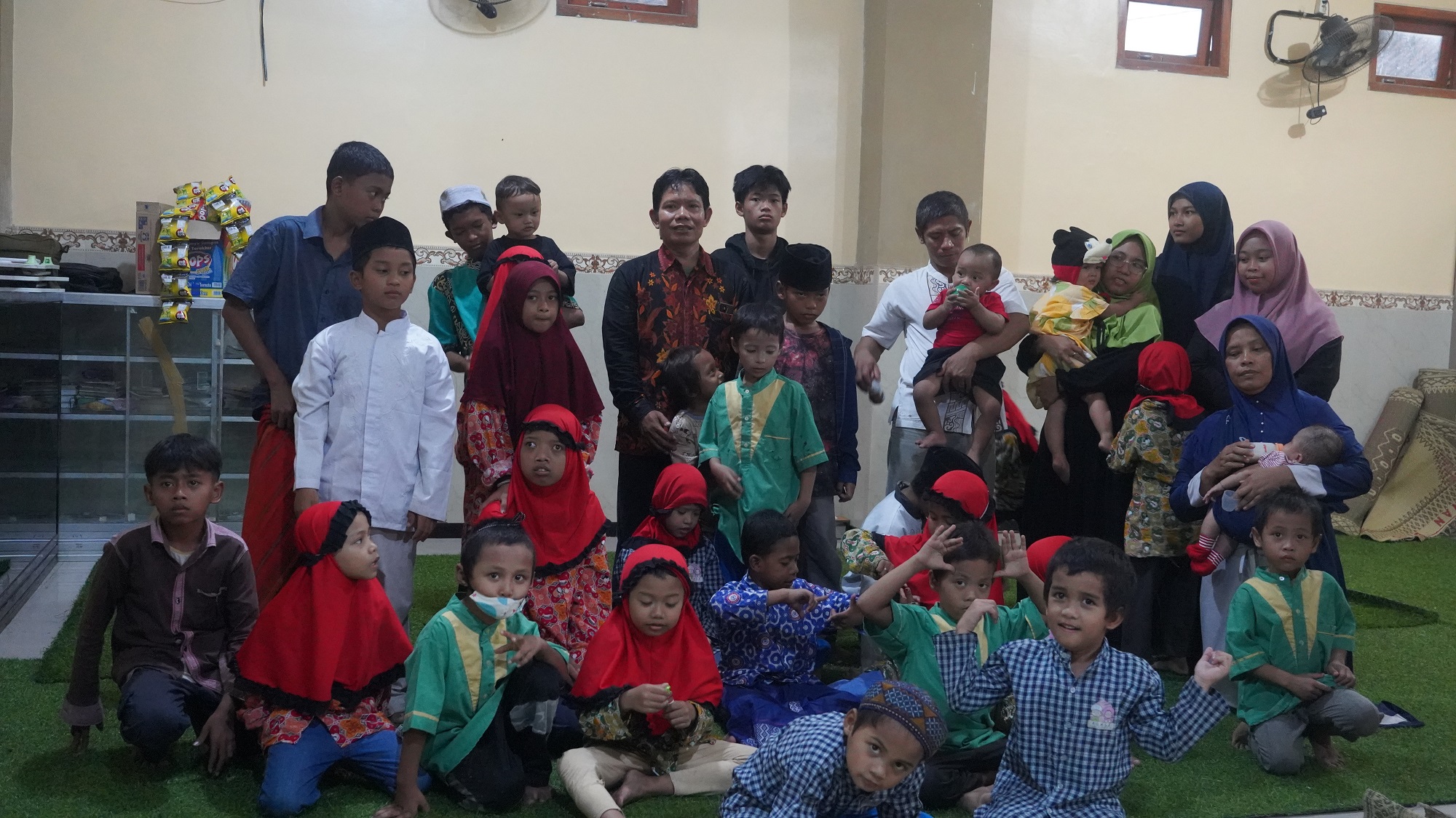 H. Mundhofir bersama balita yang diasuh di pesantrennya. (Adli/Jawa Pos Radar Solo)