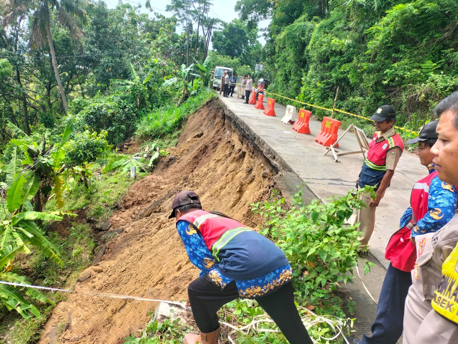 Longsor di kawasan Gunung Madu. Tepatnya di ruas jalan Simo-Tanjung, Desa Tanjung, Kecamatan Klego, Boyolali.