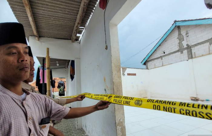 Polisi memasang garis polisi di lokasi kejadian ambruknya atap asrama putri Ponpes Salafiyah Syafi&rsquo;iyah Syekh Abdul Qodir Jaelani Situbondo, Rabu (29/10/2025).