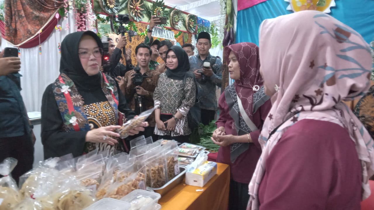 Bupati Sukoharjo Etik Suryani saat pembukaan&nbsp;Polokarto Tumoto Expo 2025, Selasa malam (28/10).