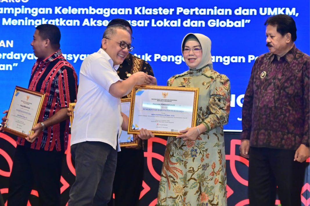 Bupati Sukoharjo Etik Suryani Terima Penghargaan BRIDA Optimal 2025 dari BRIN