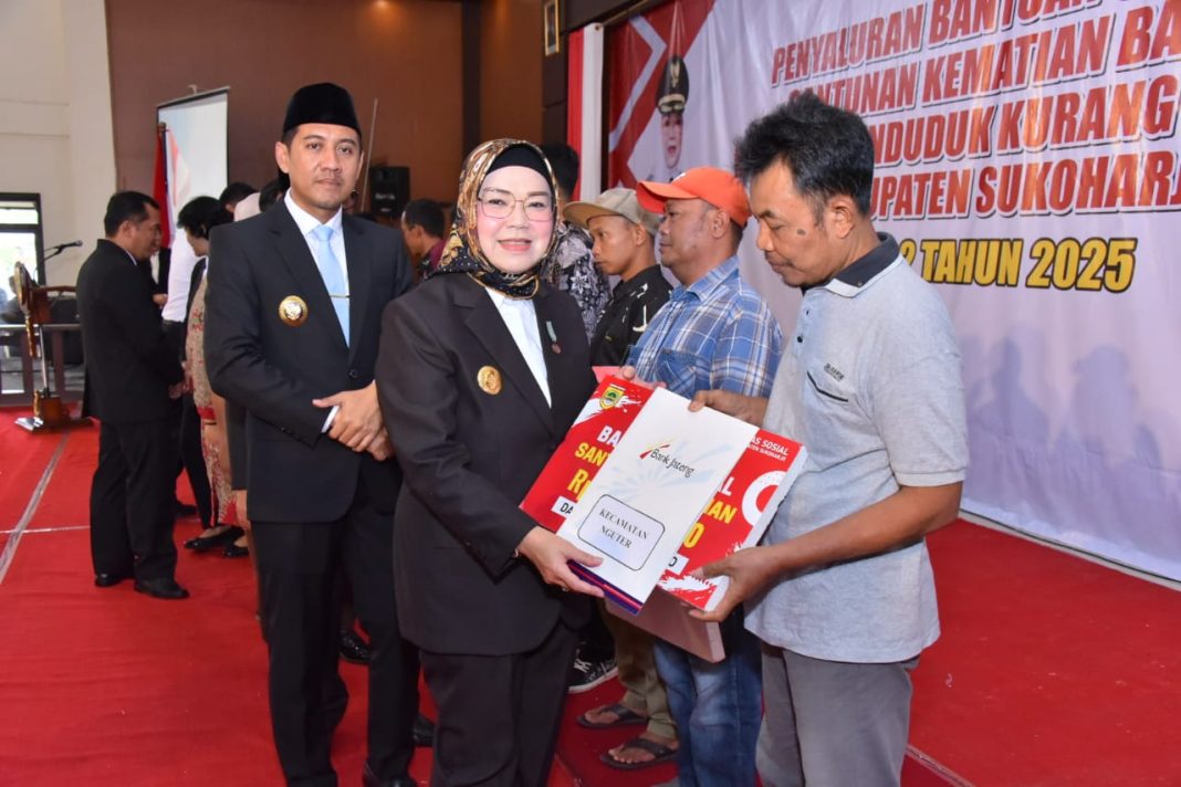 Bupati Sukoharjo, Etik Suryani bersama Wakil Bupati, Eko Sapto Purnomo secara simbolis menyerahkan santunan kematian untuk warga miskin (gakin) yang meninggal