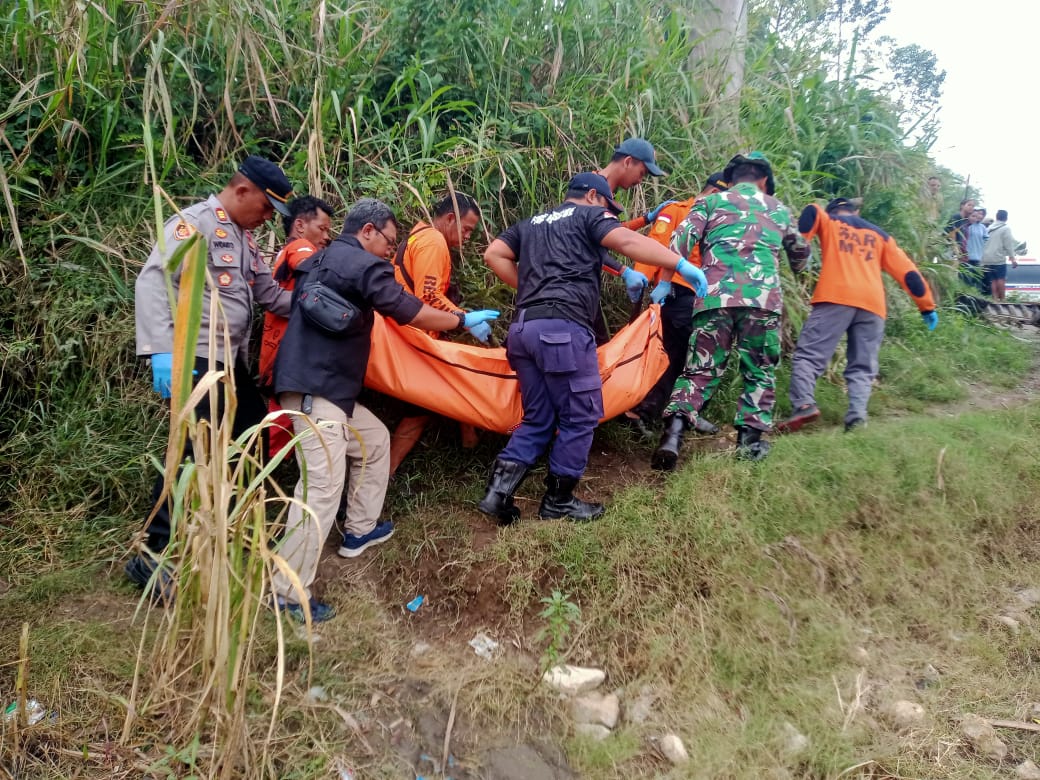 Tim SAR gabungan mengevakuasi jasad pemuda asal Jenar, Sragen di Sungai Bengawan Solo, Selasa (28/10/2025). (Ahmad Khairudin/Radar Solo)