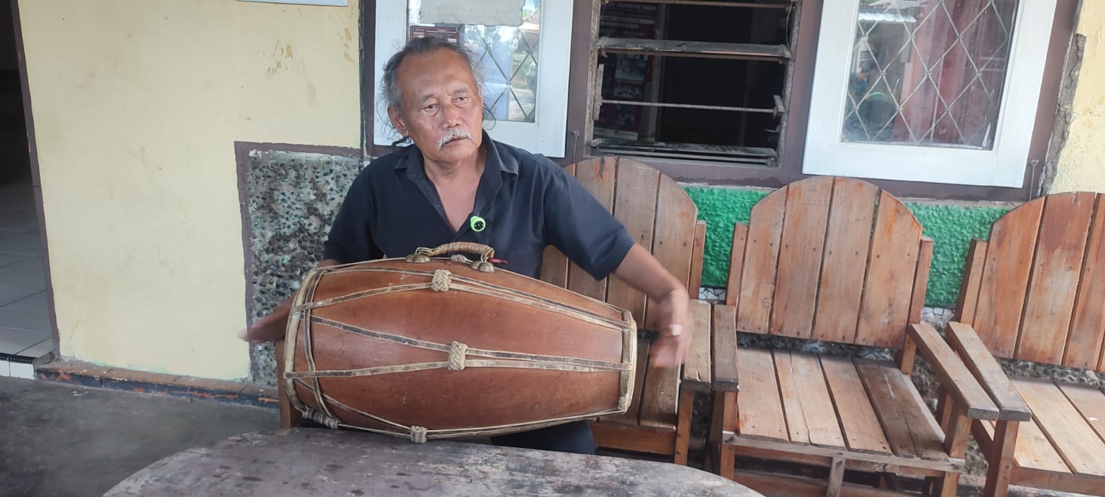 Sugiyanto alias Bagong, penabuh kendang legendaris peraih rekor MURI asal Sragen. (Ahmad Khairudin/Radar Solo)