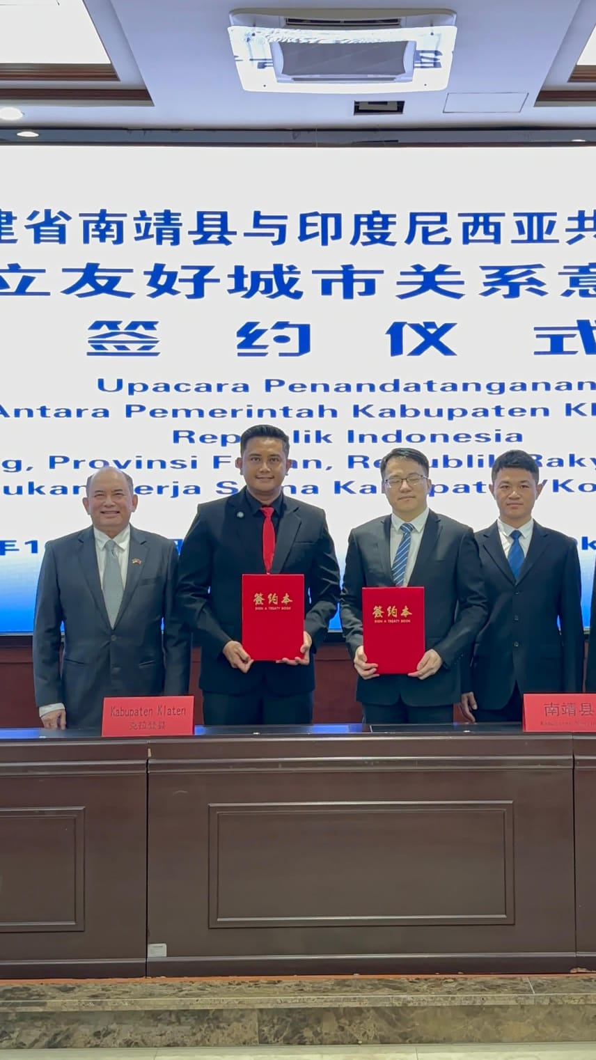 Bupati Klaten Hamenang Wajar Ismoyo saat melakukan penandatangan Letter of Intent (LOI) dengan Pemerintah Nanjing, Provinsi Fujian, China. (Dokumentasi Bagian Pemerintahan Setda Klaten)