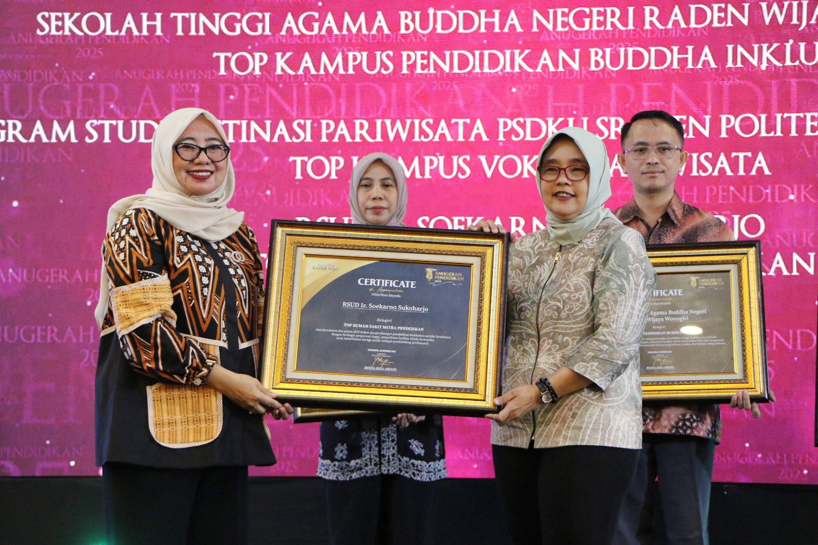 Direktur RSUD Ir. Soekarno Sukoharjo  Yunia Wahdiyati terima penghargaan Anugerah Pendidikan Radar Solo 2025, Selasa (28/10).