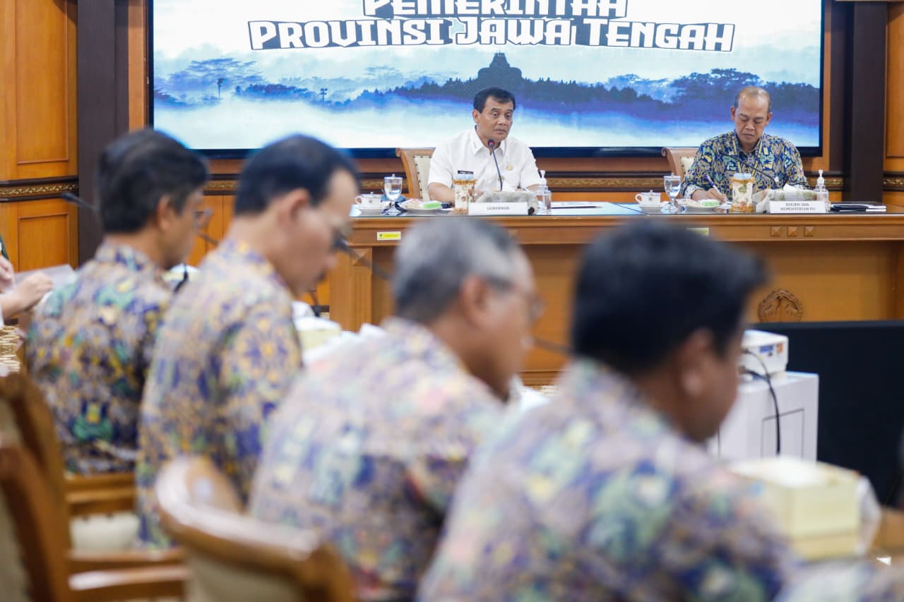 Gubernur Jateng Ahmad Luthfi  pimpin rapat koordinasi percepatan penanganan banjir Kota Semarang di kantornya, Rabu (29/10/2025).