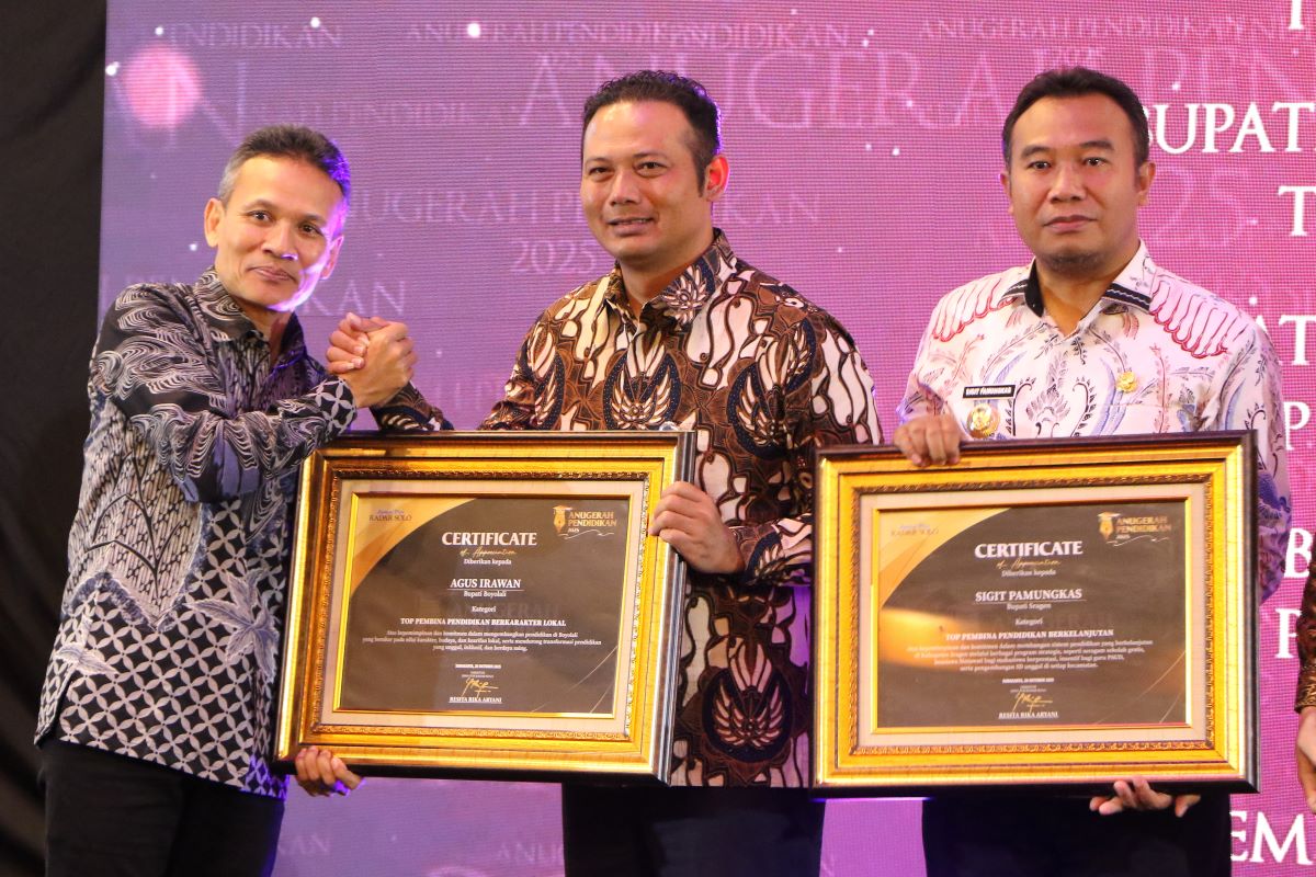 Direktur Jawa Pos Radar Group serahkan penghargaan kepada Bupati Boyolali Agus Irawan dalam acara Anugerah Pendidikan Radar Solo di The Sunan Hotel Solo, Selasa (28/10/2025)