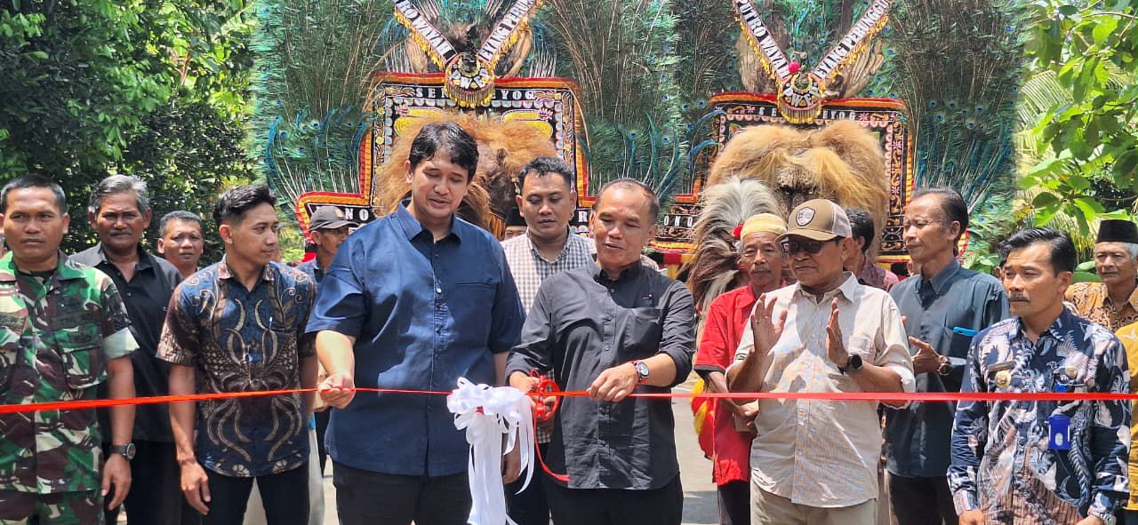 Ketua DPRD Jateng Sumanto meresmikan jembatan di Desa Wonolopo, Kecamatan Tasikmadu, Kabupaten Karanganyar, belum lama ini.