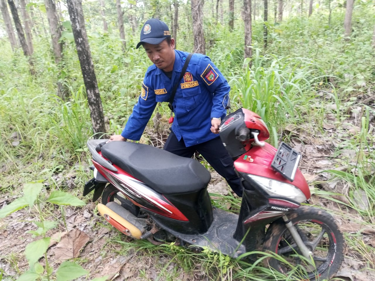 Personel Damkar Sukoharjo mengevakuasi sepeda motor milik warga yang diserang tawon vespa, Rabu (29/10/2025).