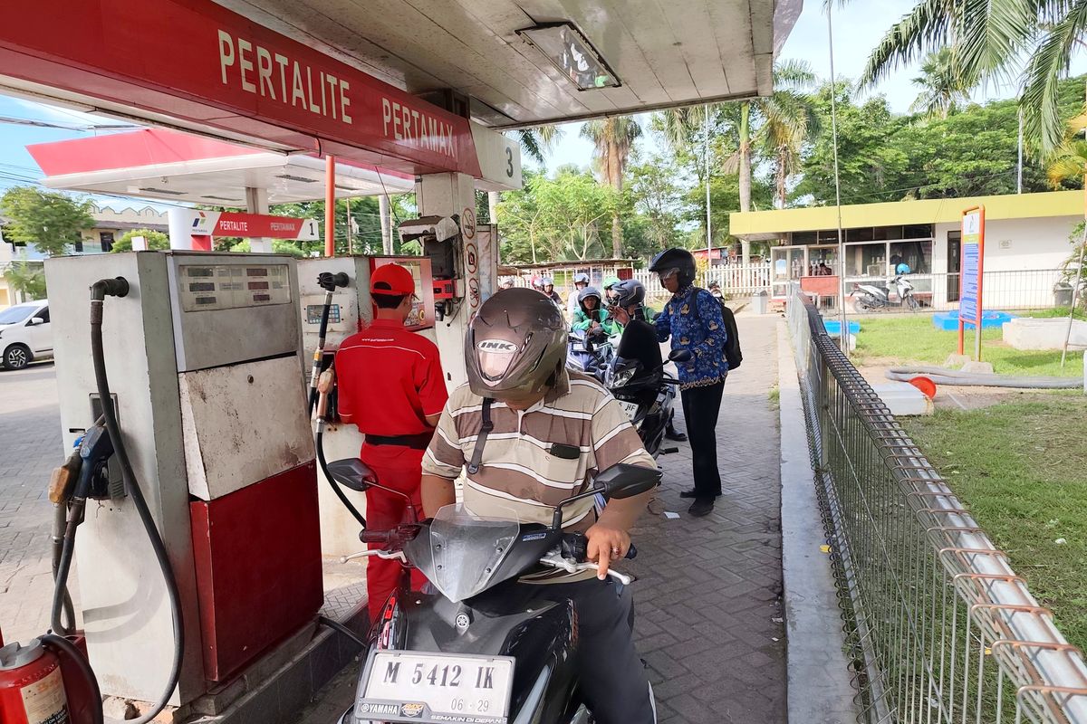 Motor brebet massal di Jatim usai isi Pertalite bikin heboh. Pertamina investigasi, polisi sidak SPBU, Bahlil turun tangan.