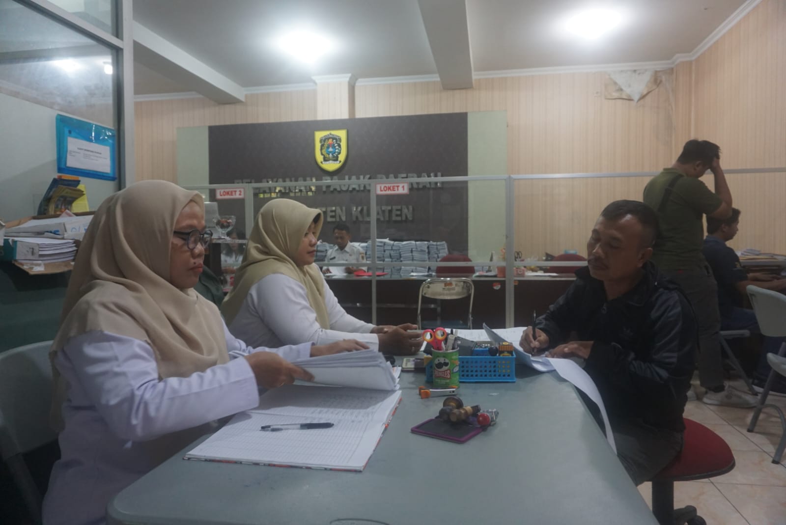 Wajib pajak mengurus pembayaran pajak di kantor Badan Pengelola Keuangan Pendapatan dan Aset Daerah (BPKPAD) Kabupaten Klaten, beberapa waktu lalu. (Angga Purenda/Radar Solo)