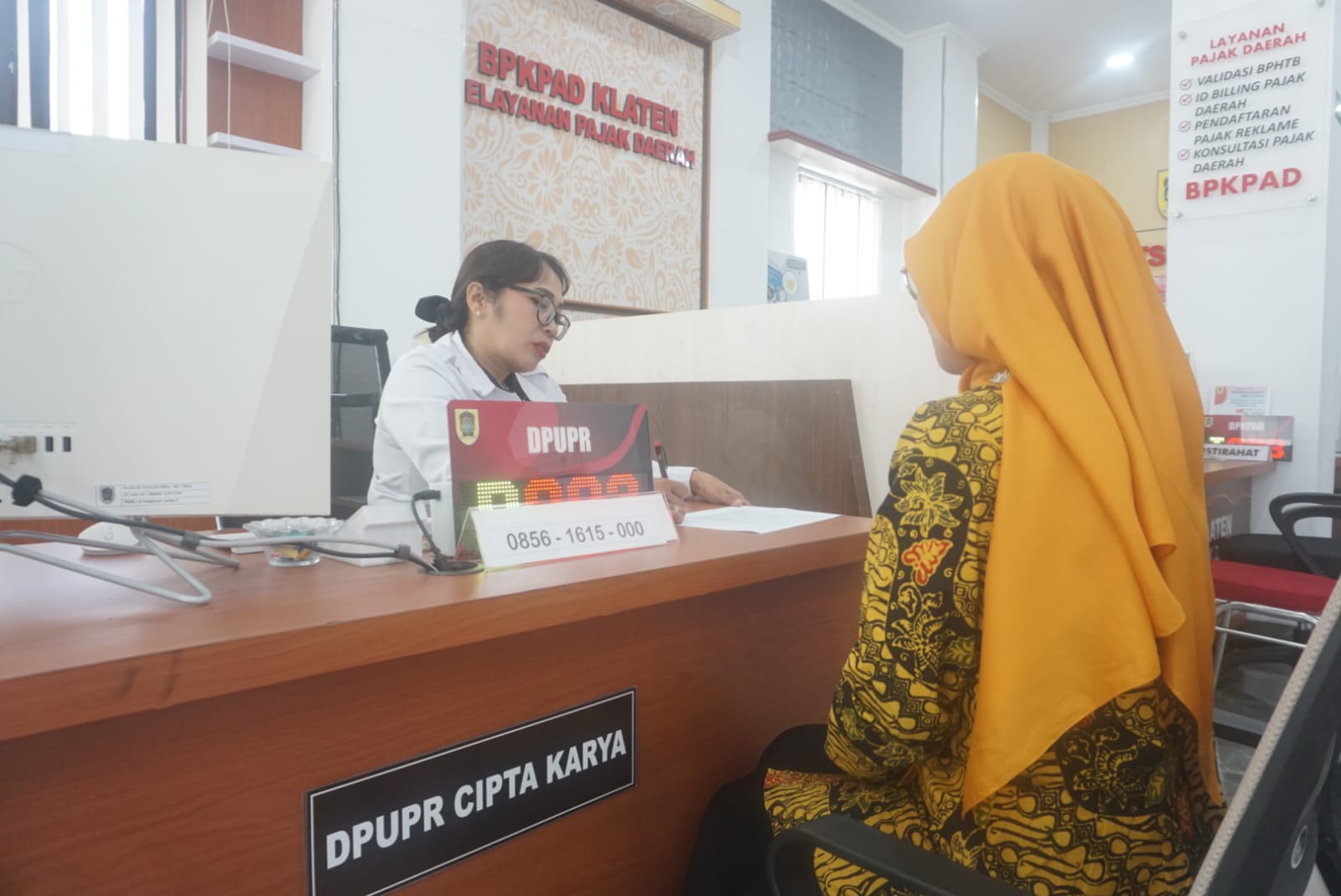 Layanan Persetujuan Bangunan Gedung (PBG) DPUPR di Mal Pelayanan Publik (MPP) Kabupaten Klaten yang juga memberikan kontribusi pada retribusi daerah. (Angga Purenda/Radar Solo)