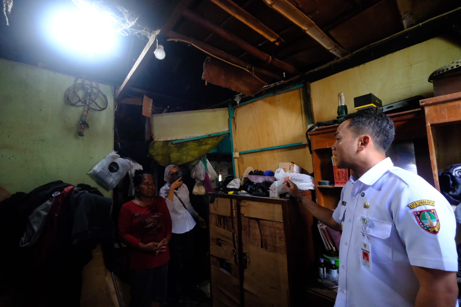 CEK: Wali Kota Solo Respati Ardi saat meninjau kondisi pemukiman warga.