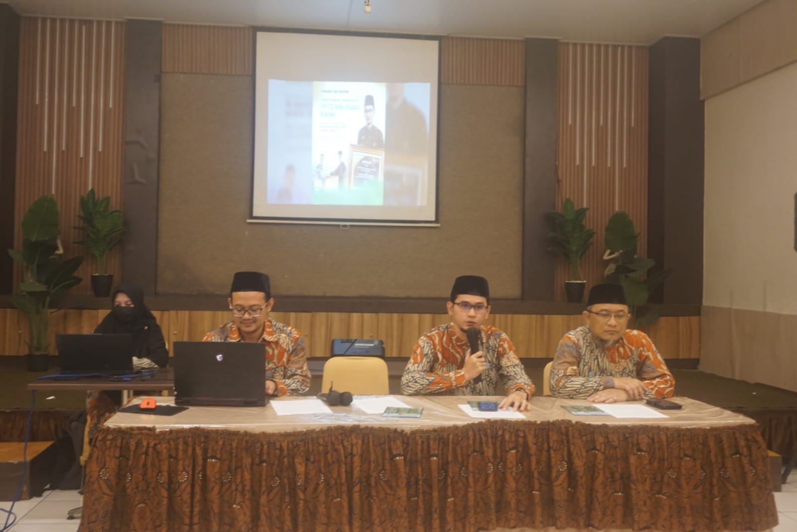 Direktur PPTQ Ibnu Abbas Klaten KH Muhammad Uqbah Azis memaparkan penghargaan Top Pesantren Tahfidz dan Akademik Terpadu yang diterima PPTQ Ibnu Abbas Klaten. (Angga Purenda/Radar Solo)