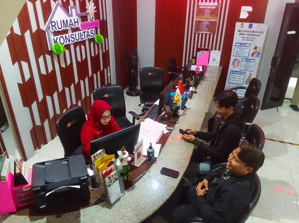 Rumah konsultasi bagi pencari kerja di  Kantor Disnaker Kota Solo. (M Ihsan/Radar Solo)