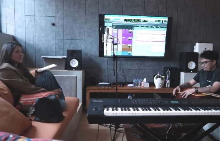Momen Raisa saat proses rekaman lagu Bila bersama&nbsp;produser Lafa Pratomo.