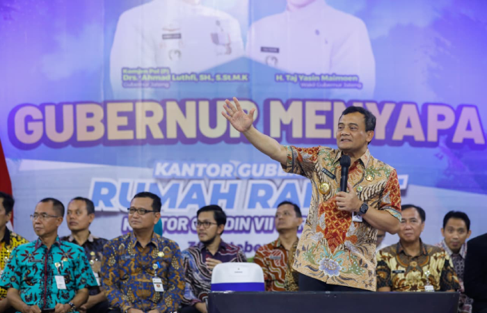 Gubenur Jateng Ahmad Luthfi luncurkan Program Rumah Rakyat dan Aplikasi Super Apps Jateng Ngopeni Nglakoni (JNN) di Kantor Cabang Dinas Pendidikan VII, Pasar Kliwon, Solo.