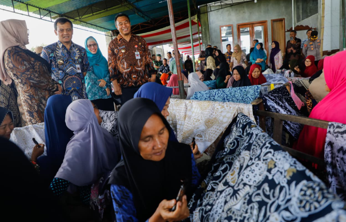 Gubernur Jateng Ahmad Luthfi resmikan UMKM Batik Windasari di Desa Kliwonan, Kecamatan Masaran, Sragen, pada Rabu (30/10/2025).