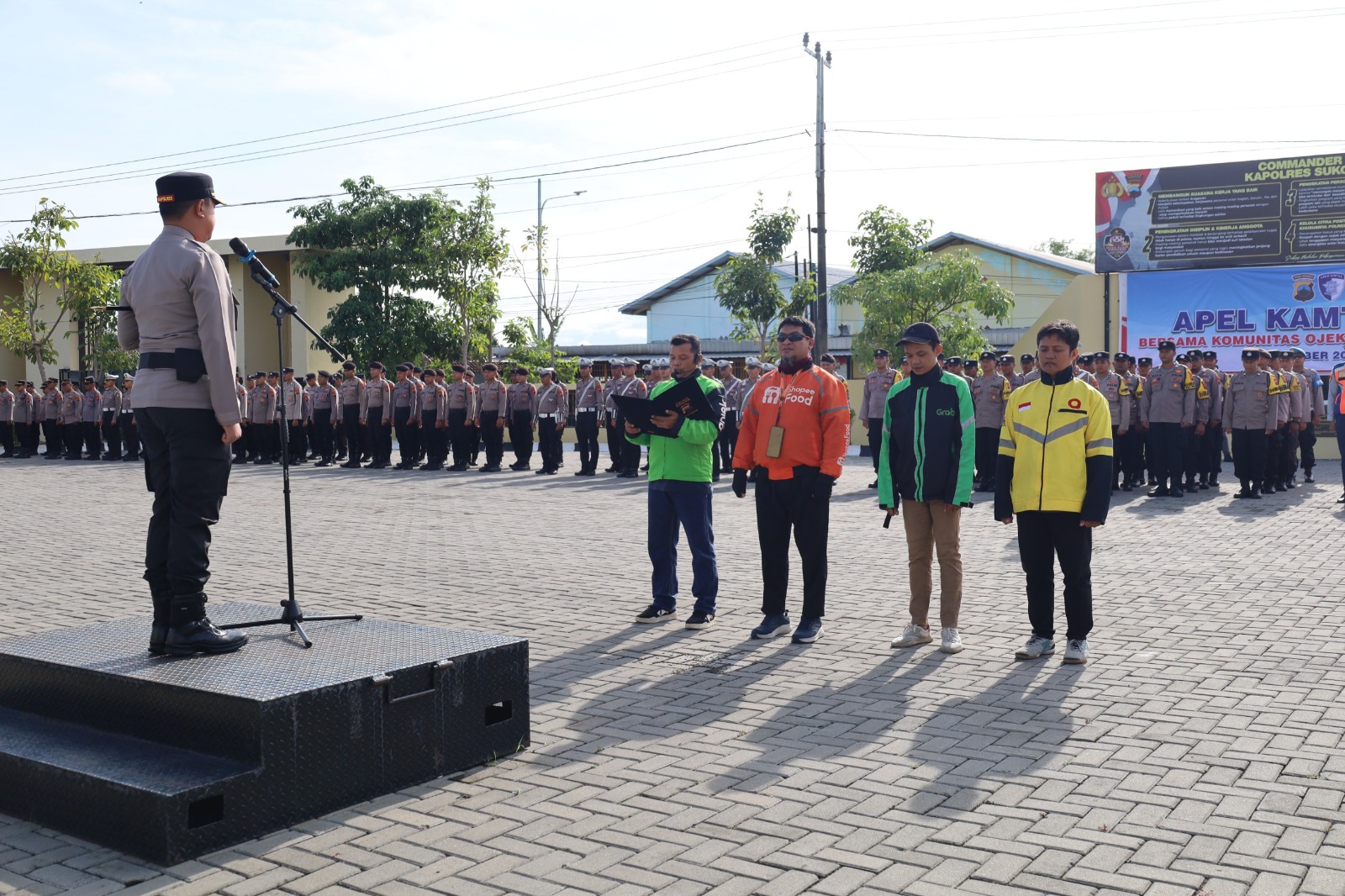Komunitas ojol ikut serta dalam apel kamtibmas di Lapangan Presisi Mapolres Sukoharjo, Kamis (30/10).