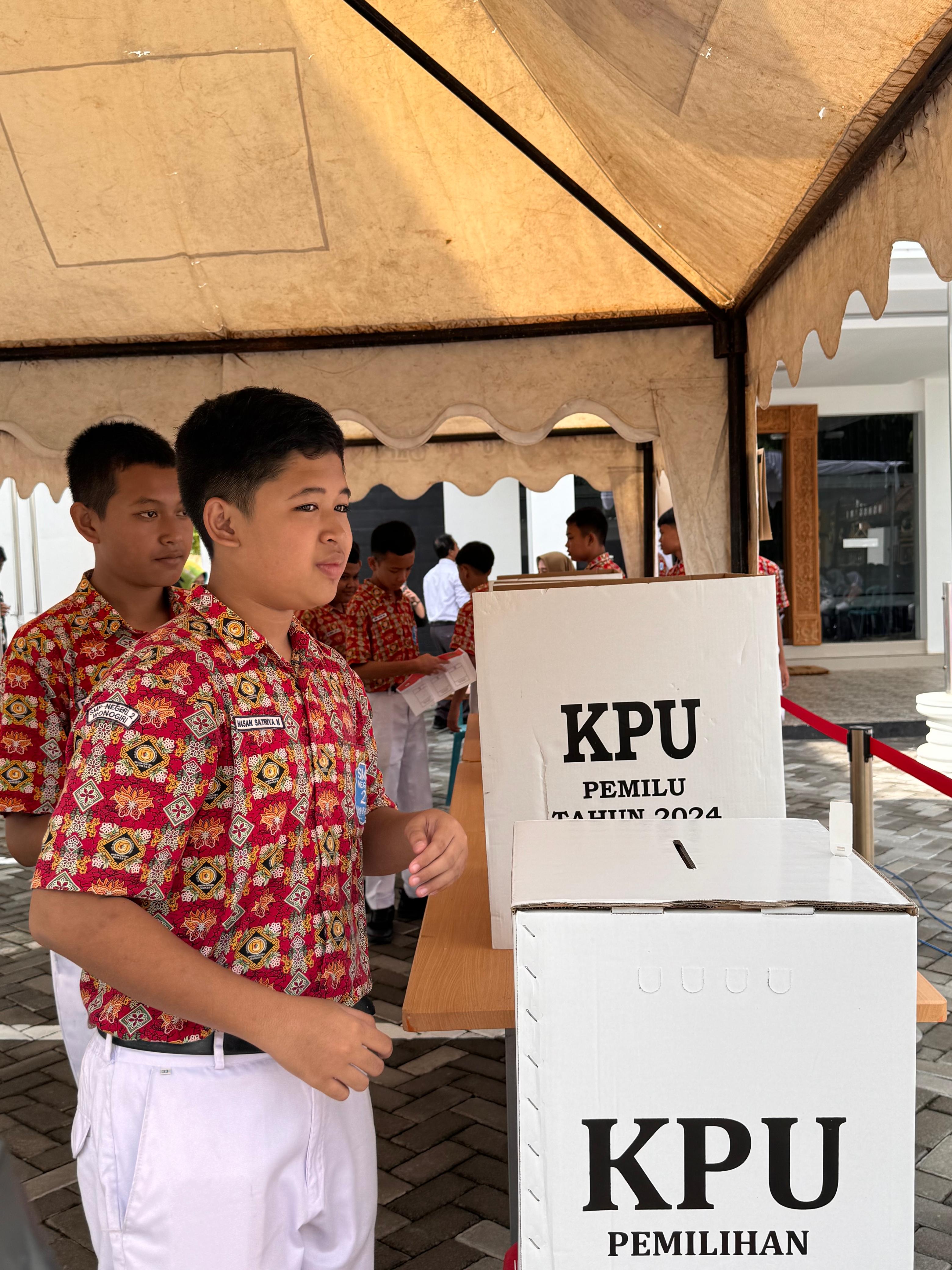 Siswa SMPN 2 Wonogiri saat mengikuti sesi simulasi pencoblosan di Kantor KPU Wonogiri Rabu (29/10/2025)