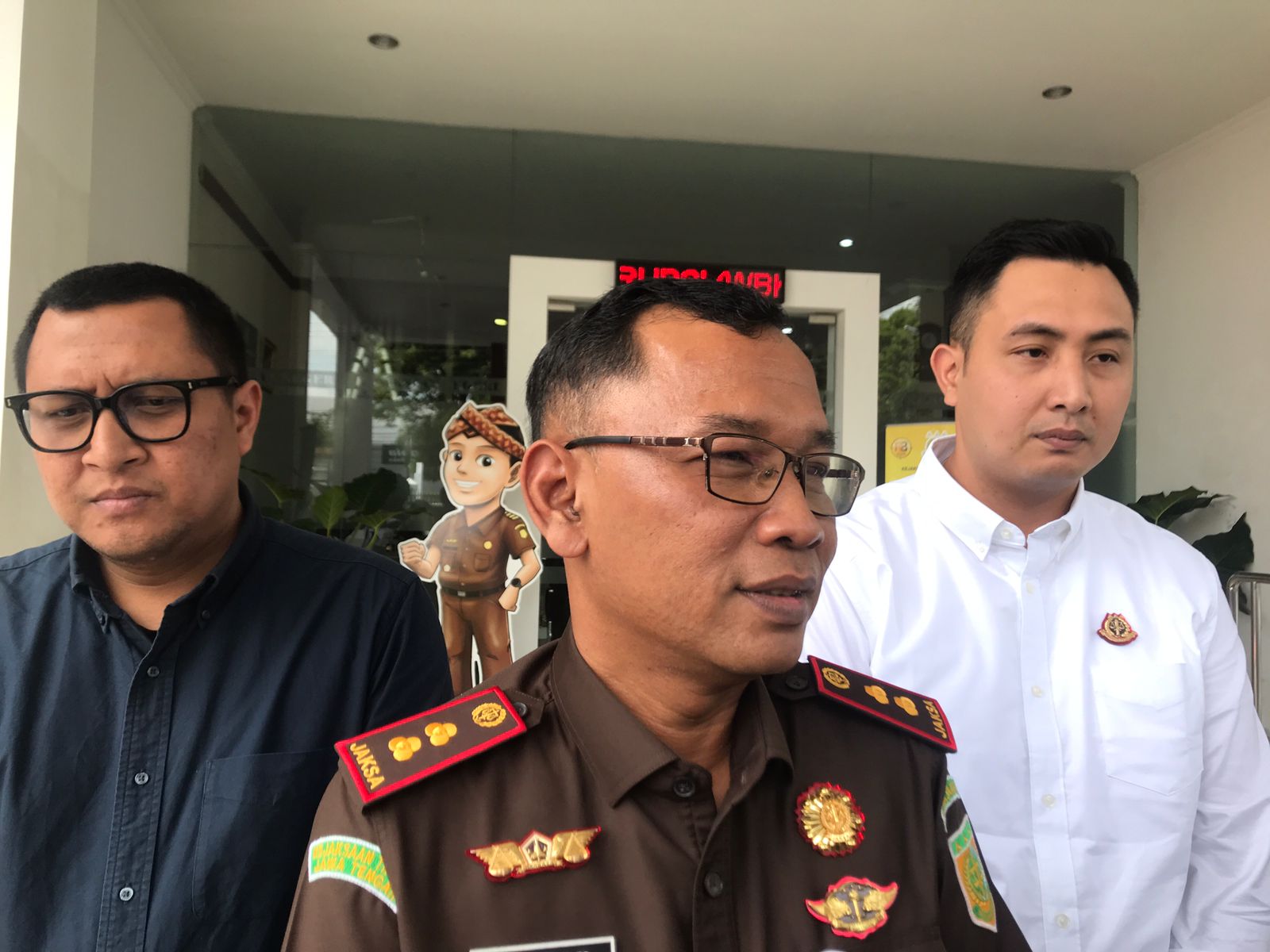 Kepala Kejaksaan Negeri Boyolali, Ridwan Ismawanta mendorong kontraktor pemeliharaan Jalan Pandanan di Simpang Lima Boyolali