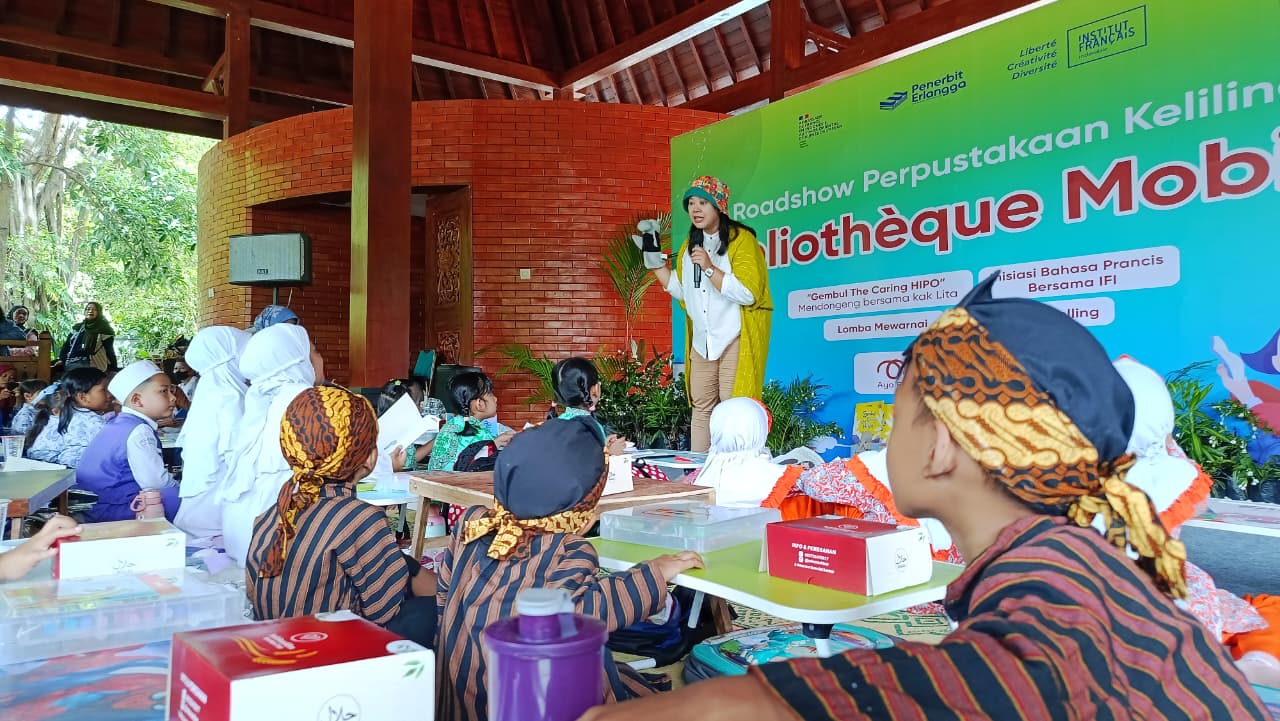 Penerbit Erlangga & IFI gelar roadshow perpustakaan keliling di Taman Balekambang Solo (30/10).