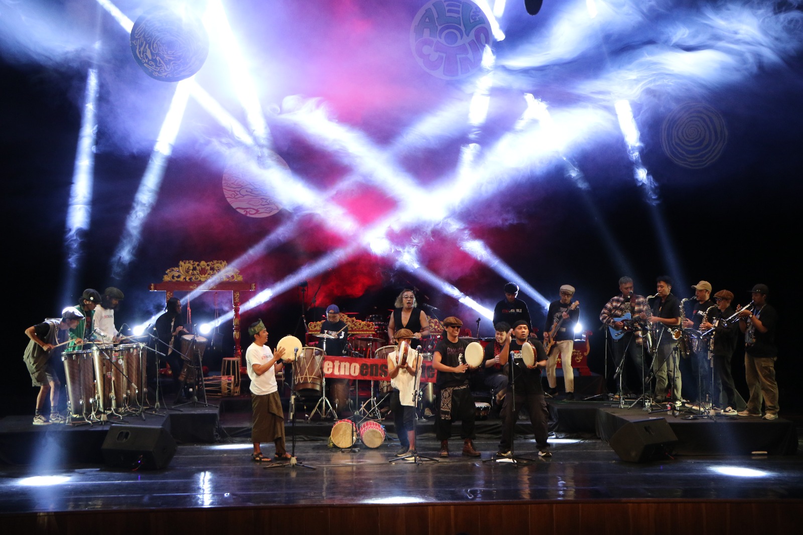 ENERGIK: Penampilan Etno Ensemble dalam pementasan All Etno ke-22 di Teater Besar Institut Seni Indonesia (ISI) Surakarta, Kamis malam (30/10).