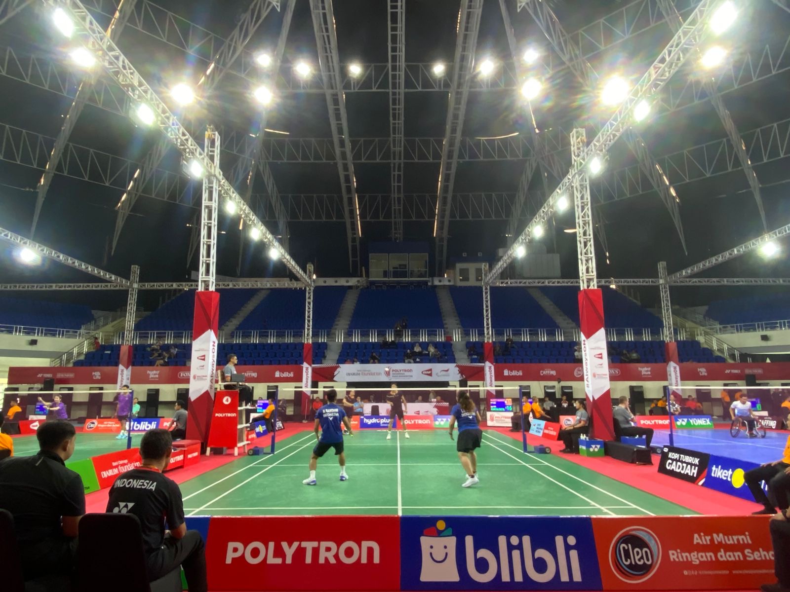 DUTA BANGSA: Pasangan ganda campuran SL 3 - SU 5 Hikmat Ramadani/Leani Ratri Oktila mengalahkan wakil India Chirag Baretha/Mandeep Kaur di GOR Indoor Manahan, Jumat (31/10).