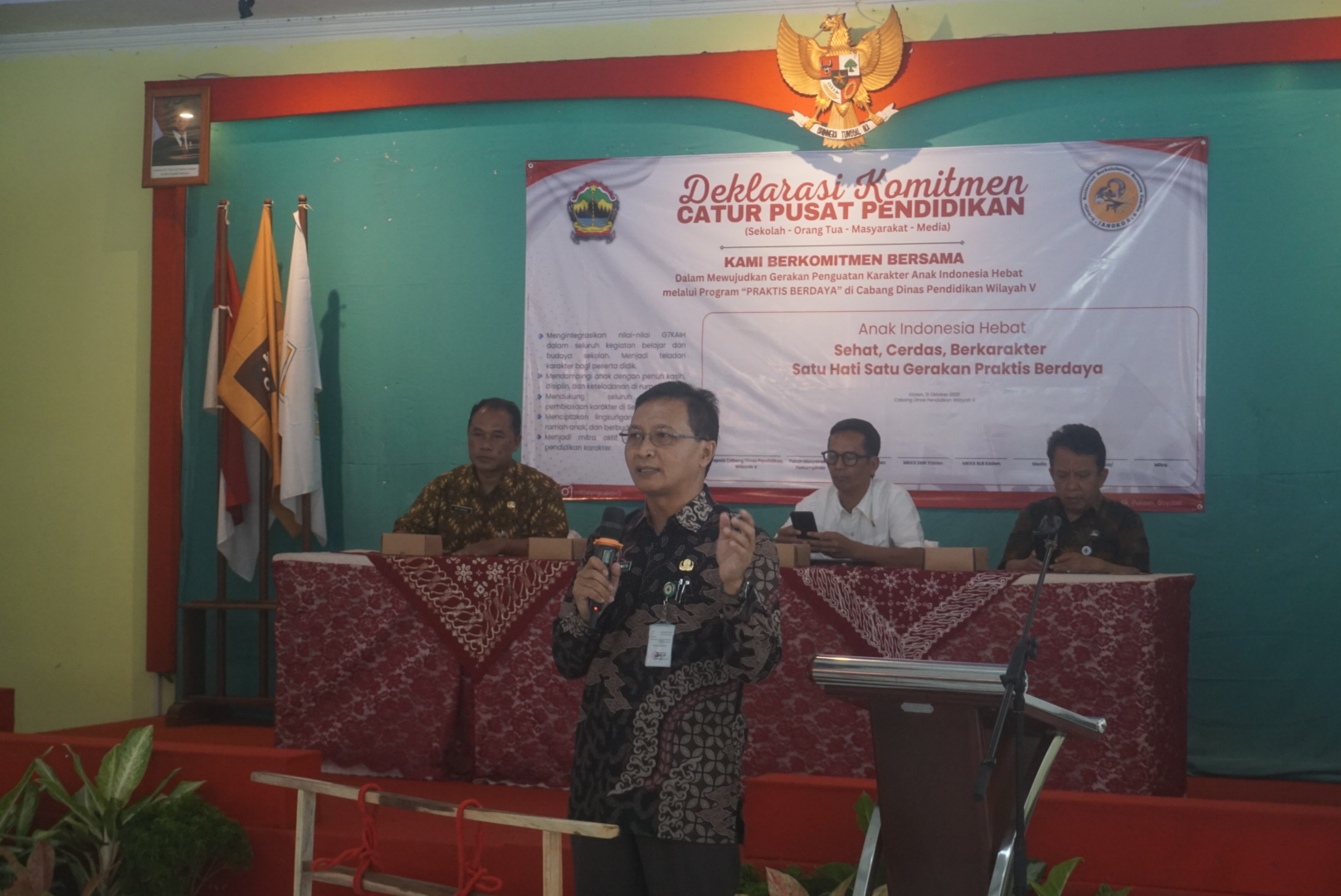 Kepala Cabang Dinas Pendidikan Wilayah V Jawa Tengah Agung Wijayanto saat memaparkan program Praktis Berdaya di Aula SMKN 3 Klaten, Jumat (31/10/2025). (Angga Purenda/Radar Solo)