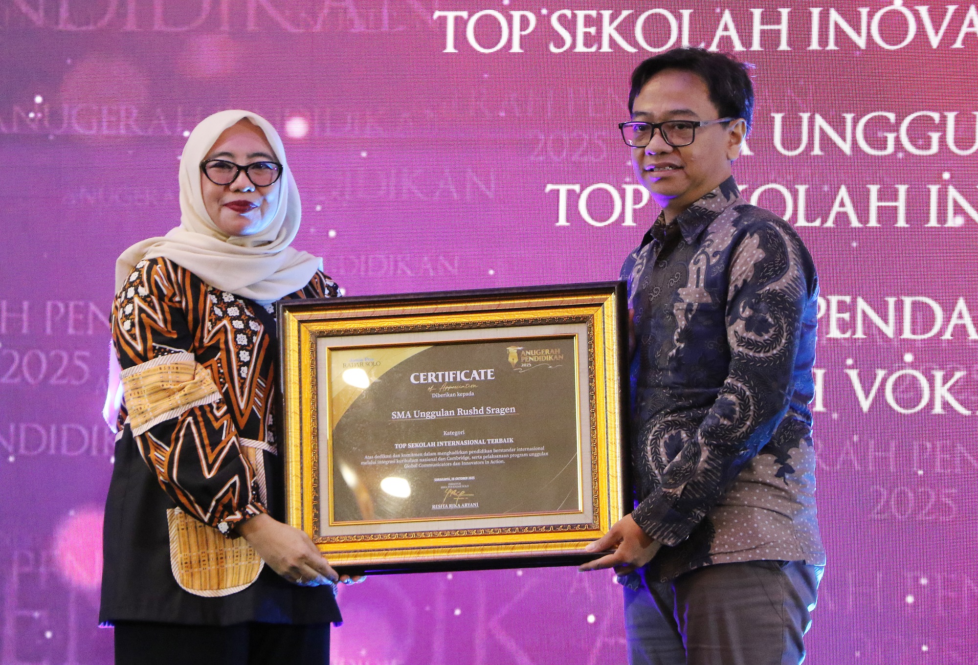 Kepala SMA Unggulan Rushd Sragen Eko Sugiyanto (kanan) menerima penghargaan kategori Top Sekolah Internasional Terbaik di ajang Anugerah Pendidikan Radar Solo 2025, Selasa (28/10/2025).