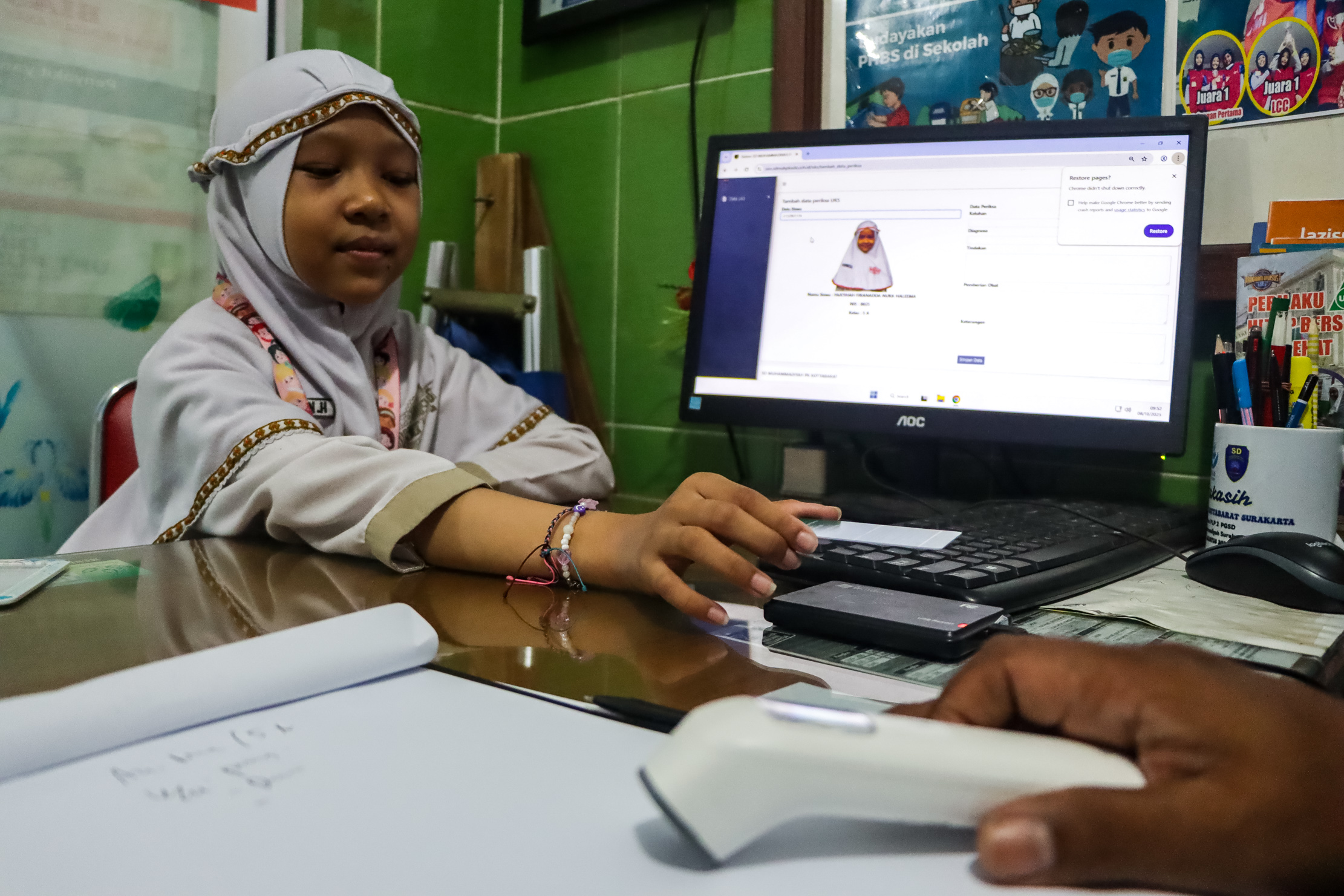 PRESENSI: Siswa SD Muhammadiyah Program Khusus (PK) Kottabarat melakukan presensi saat hendak mengecek kondisi kesehatannya di UKS. Kartu ini juga bisa digunakan saat peminjaman buku di perpustakaan.
