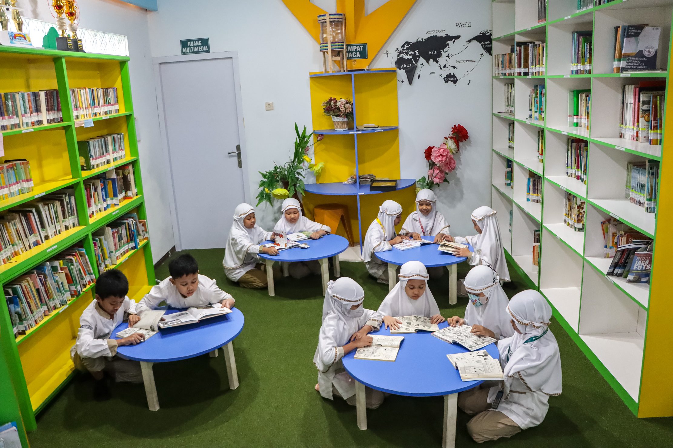 FFOKUS: Siswa SD Muhammadiyah PK  Kottabarat tengah membaca buku di perpusataan sekolah.